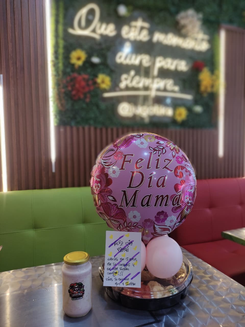 Desayuno gourmet con frutas tropicales